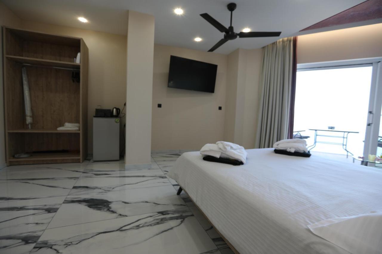 Golden Fox Studios And Suites Lákones Extérieur photo