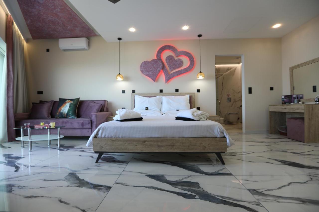 Golden Fox Studios And Suites Lákones Extérieur photo