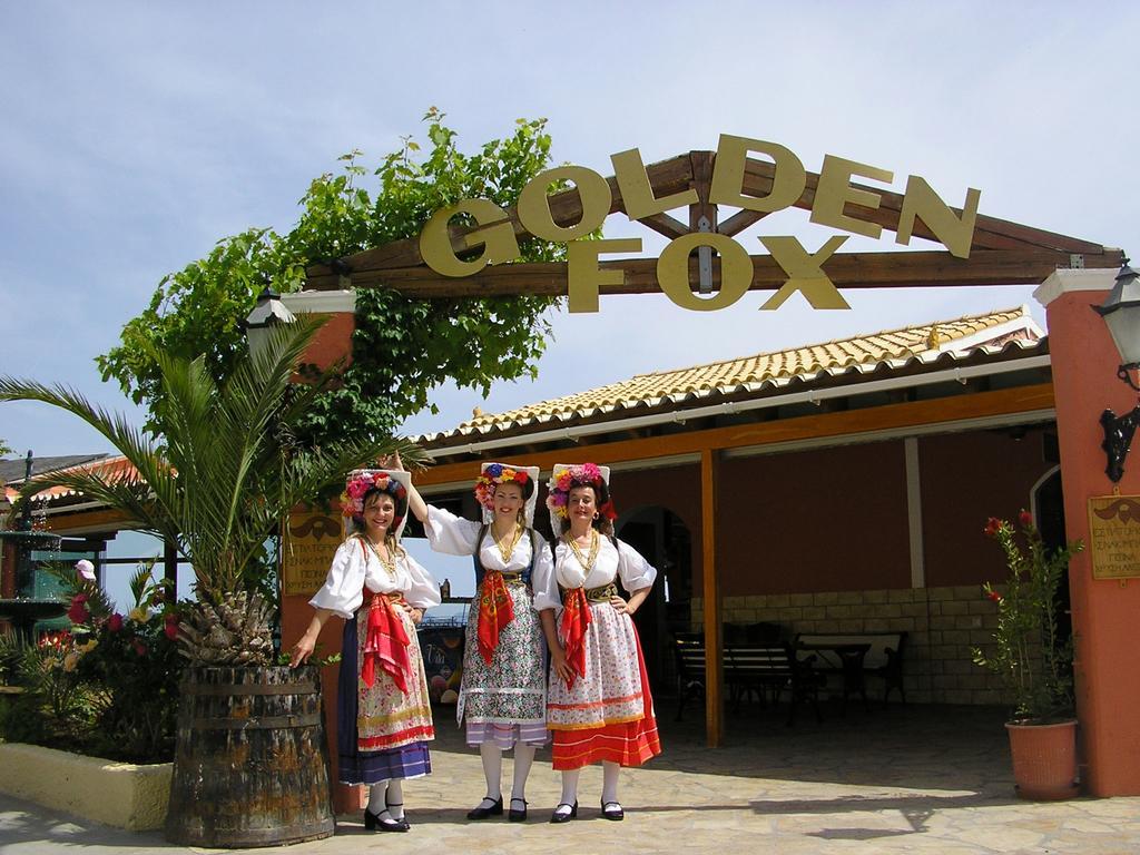 Golden Fox Studios And Suites Lákones Extérieur photo