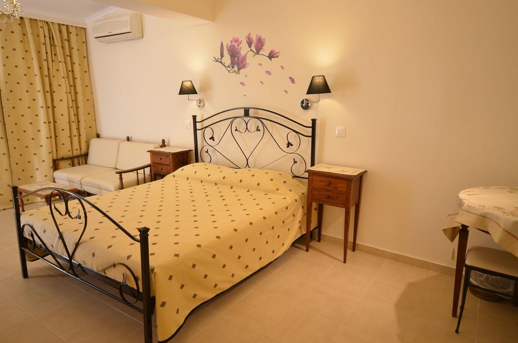 Golden Fox Studios And Suites Lákones Extérieur photo