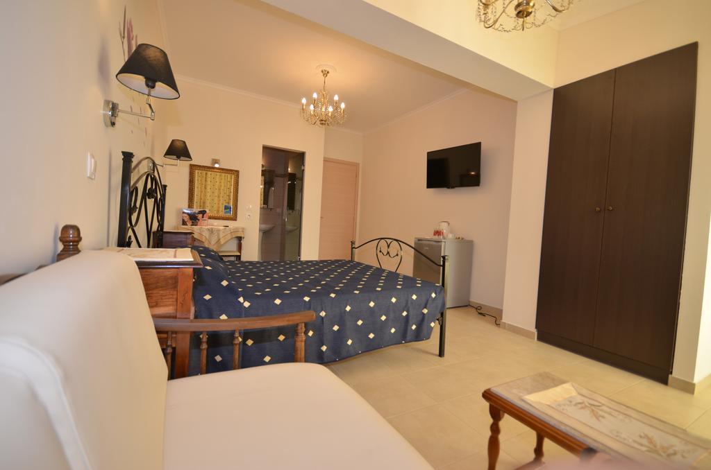 Golden Fox Studios And Suites Lákones Extérieur photo