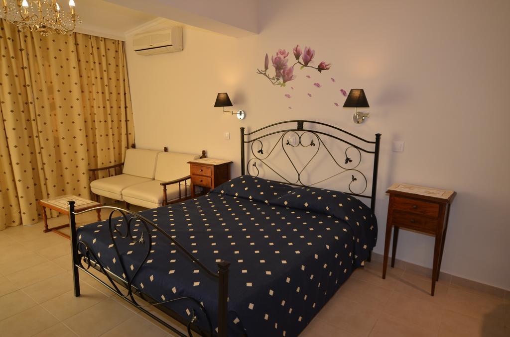 Golden Fox Studios And Suites Lákones Extérieur photo