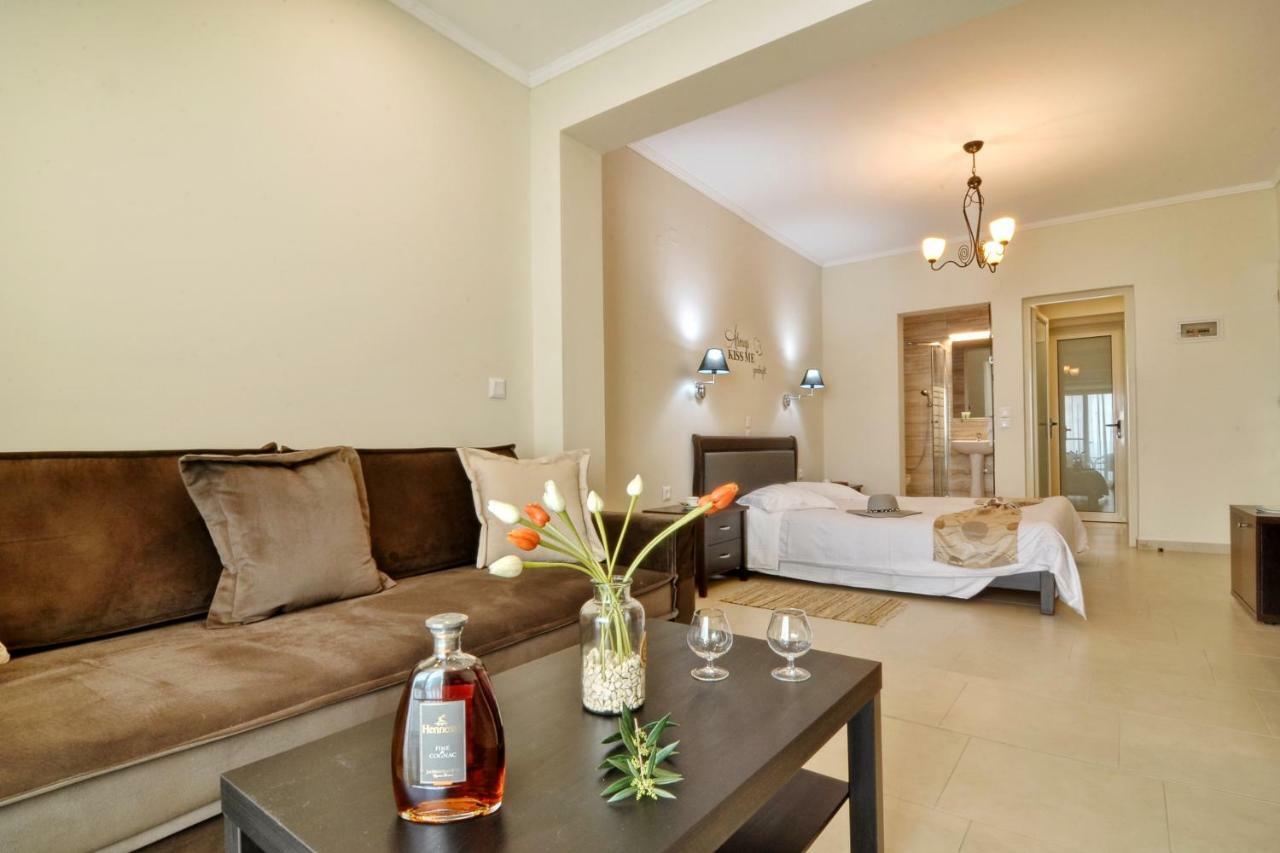 Golden Fox Studios And Suites Lákones Extérieur photo