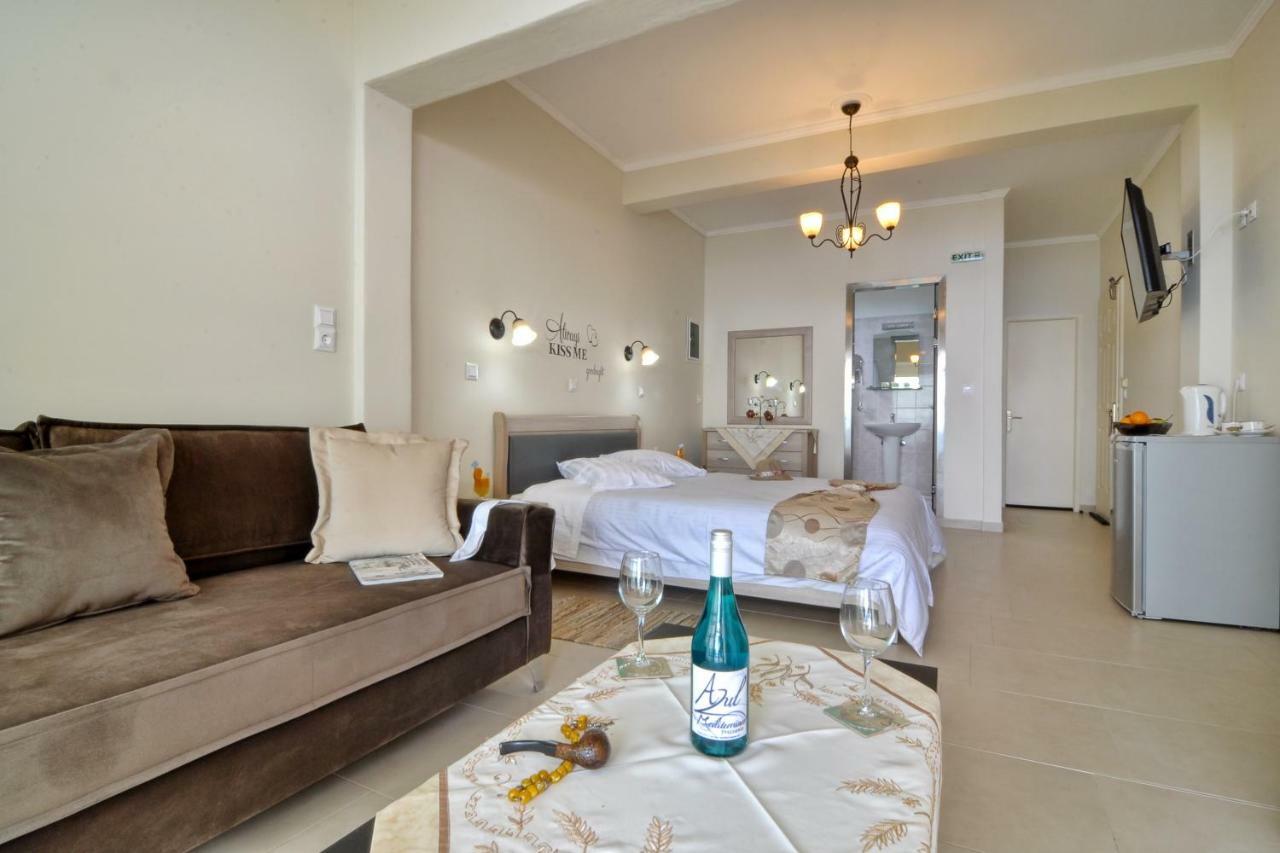 Golden Fox Studios And Suites Lákones Extérieur photo