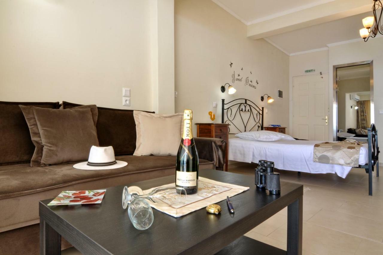 Golden Fox Studios And Suites Lákones Extérieur photo