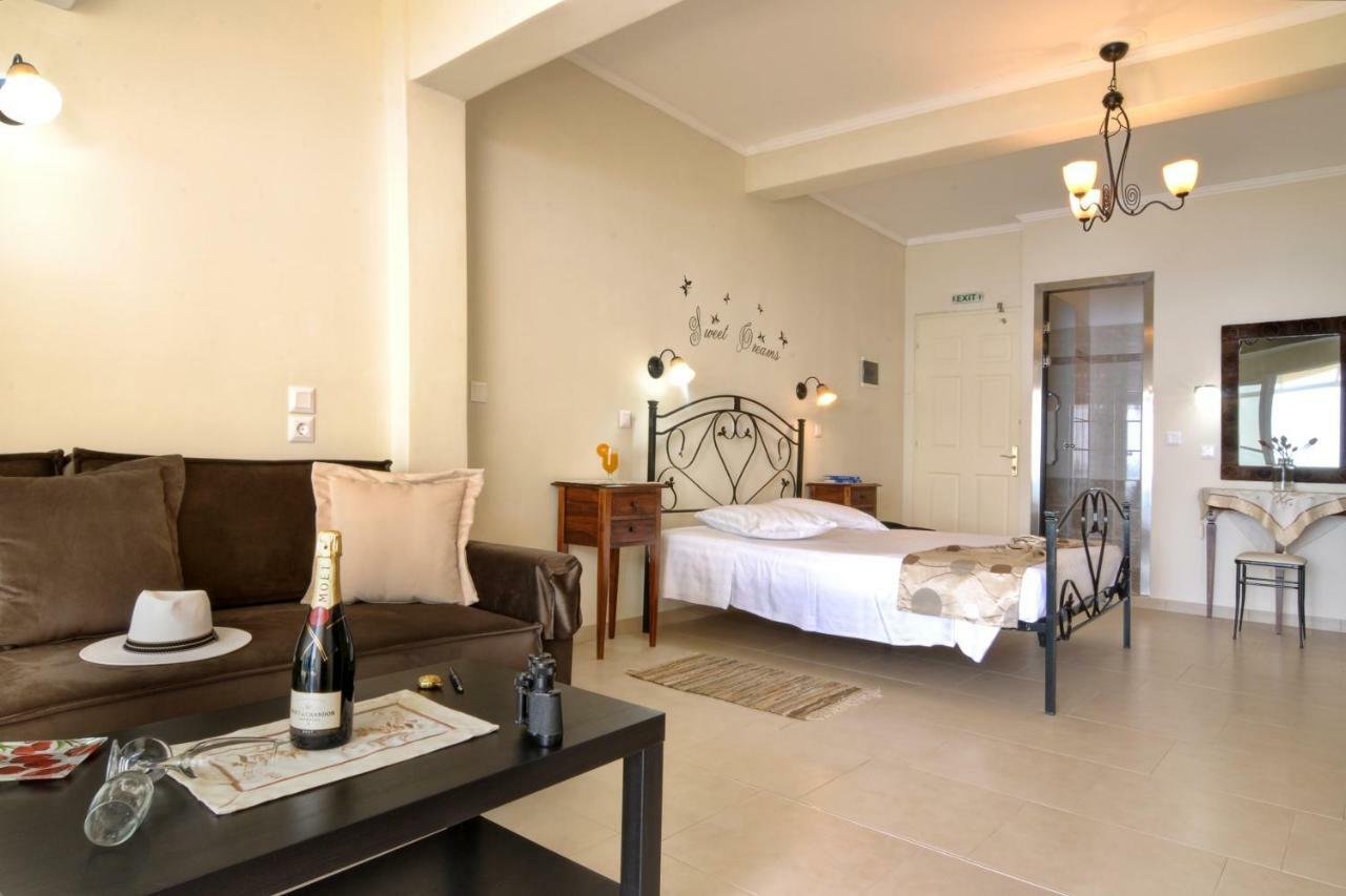 Golden Fox Studios And Suites Lákones Extérieur photo