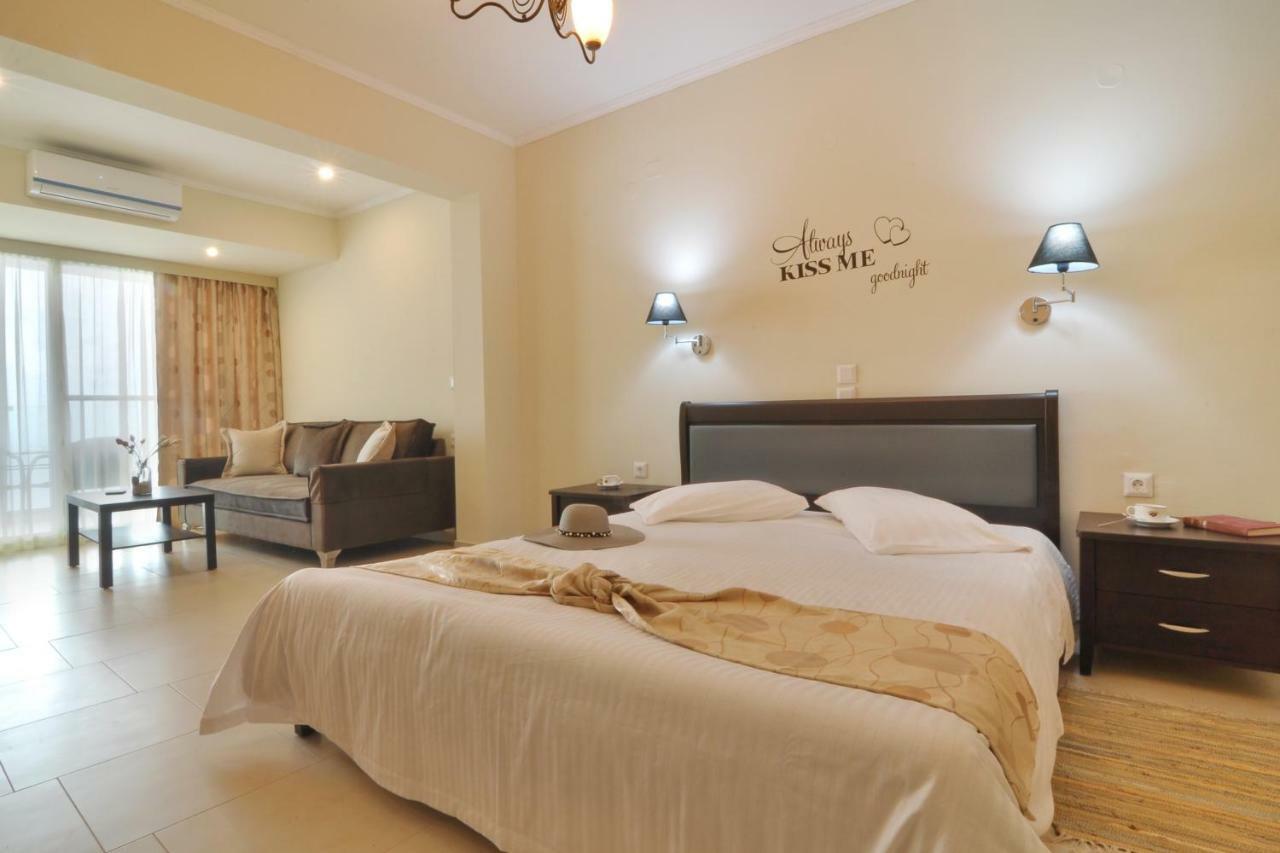 Golden Fox Studios And Suites Lákones Extérieur photo