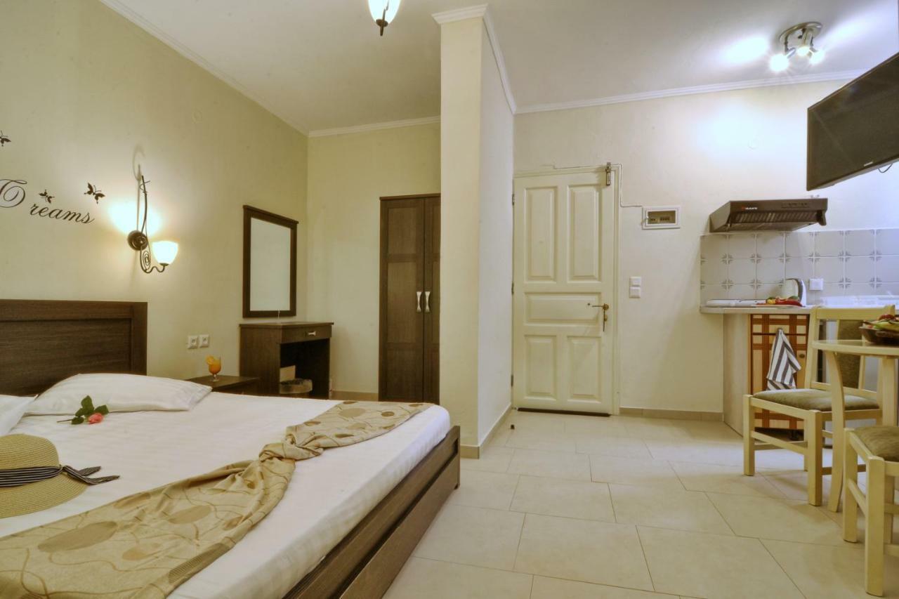 Golden Fox Studios And Suites Lákones Extérieur photo