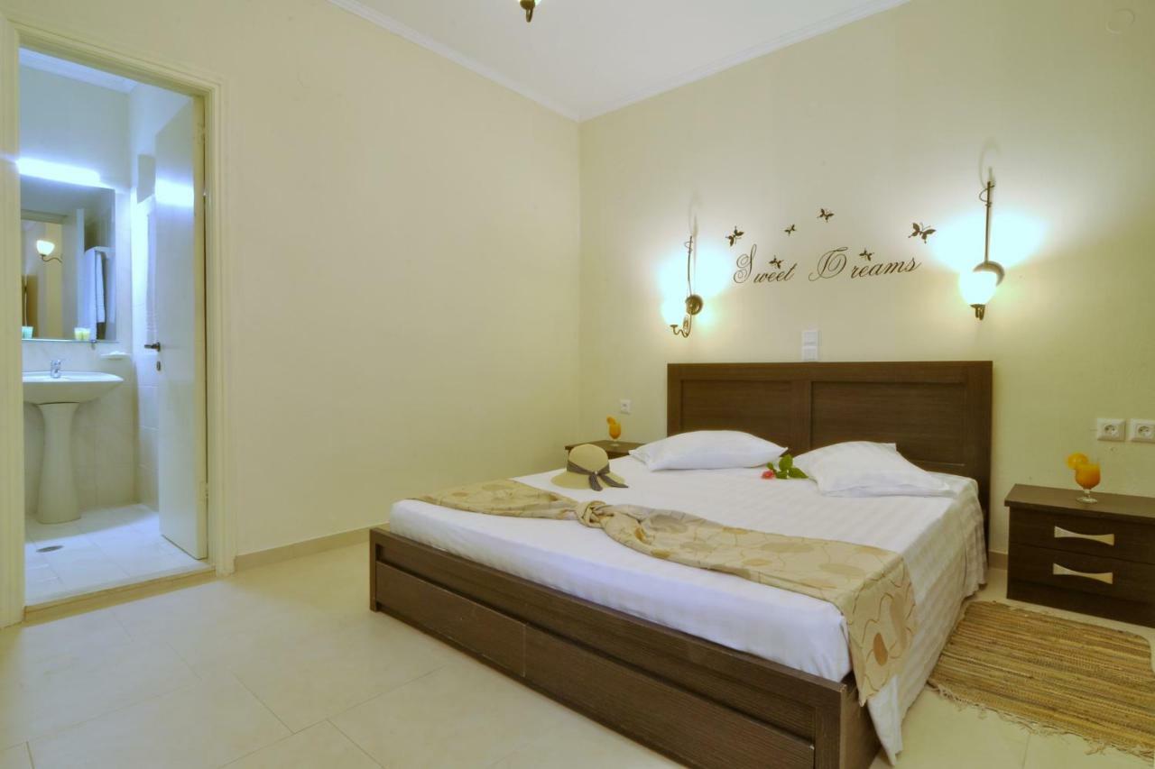 Golden Fox Studios And Suites Lákones Extérieur photo